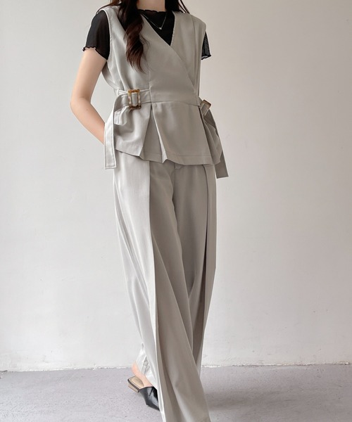 emi+（エミプラス）の「サイドベルトカシュクールベストパンツセットアップ（セットアップ・レディース・グレー/ベージュ/ブラック・M/S）」の20枚目の写真