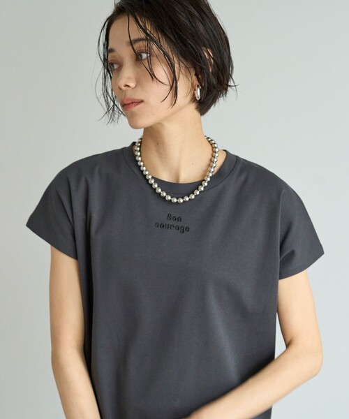 UNFILO(アンフィーロ)の「BEAUTY FORM ロゴ刺繍フレンチスリーブTシャツ(Tシャツ/カットソー・レディース・グレー系2/ホワイト系2/ホワイト系1/ダークブラウン系1/グレー系1/ベージュ系1/ブラック系1/ベージュ系2/ホワイト系3・XX-LARGE/X-LARGE)」の12枚目の写真