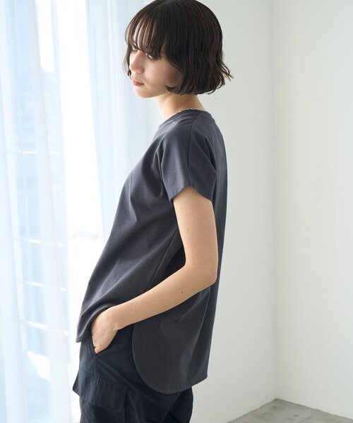 UNFILO（アンフィーロ）の「BEAUTY FORM ロゴ刺繍フレンチスリーブTシャツ（Tシャツ/カットソー・レディース・グレー系2/ホワイト系2/ホワイト系1/ダークブラウン系1/グレー系1/ベージュ系1/ブラック系1/ベージュ系2/ホワイト系3・XX-LARGE/X-LARGE）」の10枚目の写真