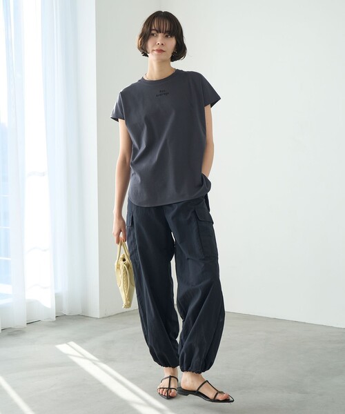 UNFILO（アンフィーロ）の「BEAUTY FORM ロゴ刺繍フレンチスリーブTシャツ（Tシャツ/カットソー・レディース・グレー系2/ホワイト系2/ホワイト系1/ダークブラウン系1/グレー系1/ベージュ系1/ブラック系1/ベージュ系2/ホワイト系3・XX-LARGE/X-LARGE）」の13枚目の写真