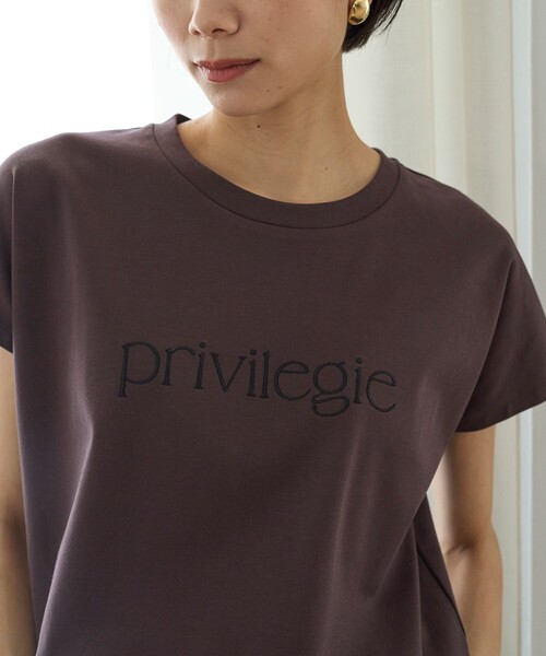 UNFILO（アンフィーロ）の「BEAUTY FORM ロゴ刺繍フレンチスリーブTシャツ（Tシャツ/カットソー・レディース・グレー系2/ホワイト系2/ホワイト系1/ダークブラウン系1/グレー系1/ベージュ系1/ブラック系1/ベージュ系2/ホワイト系3・XX-LARGE/X-LARGE）」の16枚目の写真