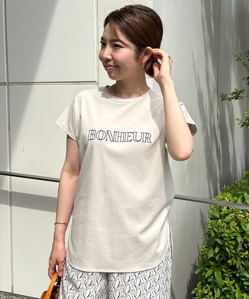 UNFILO（アンフィーロ）の「BEAUTY FORM ロゴ刺繍フレンチスリーブTシャツ（Tシャツ/カットソー・レディース・グレー系2/ホワイト系2/ホワイト系1/ダークブラウン系1/グレー系1/ベージュ系1/ブラック系1/ベージュ系2/ホワイト系3・XX-LARGE/X-LARGE）」の11枚目の写真