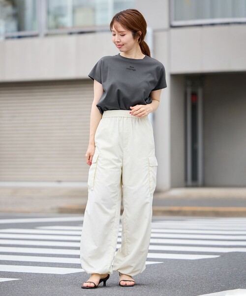 UNFILO（アンフィーロ）の「BEAUTY FORM ロゴ刺繍フレンチスリーブTシャツ（Tシャツ/カットソー・レディース・グレー系2/ホワイト系2/ホワイト系1/ダークブラウン系1/グレー系1/ベージュ系1/ブラック系1/ベージュ系2/ホワイト系3・XX-LARGE/X-LARGE）」の15枚目の写真