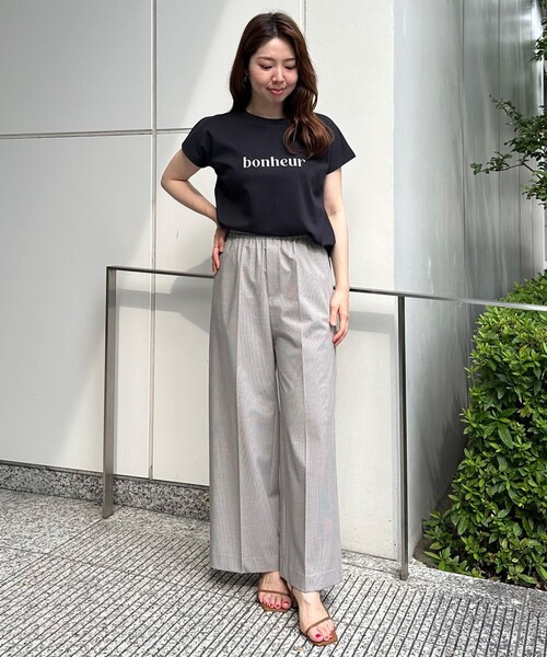 UNFILO（アンフィーロ）の「BEAUTY FORM ロゴ刺繍フレンチスリーブTシャツ（Tシャツ/カットソー・レディース・グレー系2/ホワイト系2/ホワイト系1/ダークブラウン系1/グレー系1/ベージュ系1/ブラック系1/ベージュ系2/ホワイト系3・XX-LARGE/X-LARGE）」の22枚目の写真