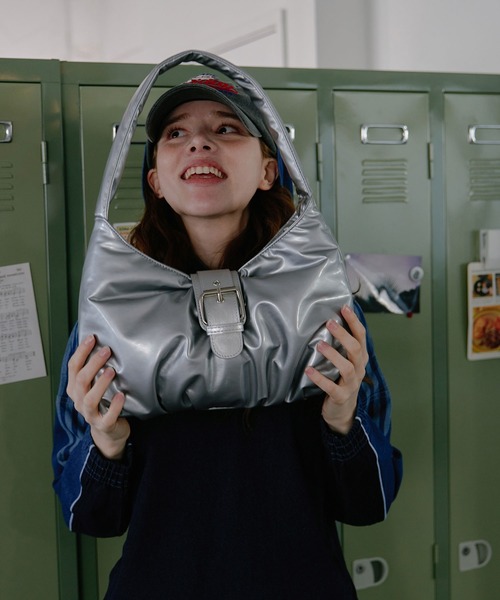 SQUARE LINE（スクエアライン）の「ファレ（ショルダーバッグ・レディース・シルバー・F）」の3枚目の写真