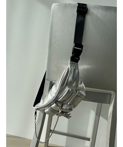 EMODA（エモダ）の「ボディポーチバッグ（ハンドバッグ・レディース・ブラック/シルバー・FREE）」の2枚目の写真