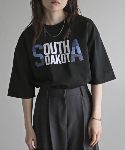 COURO(コウロ)の「デニムパッチプリントTシャツ(Tシャツ/カットソー・レディース・ホワイト/ブルー/ブラック・M/L/XL)」の1枚目の写真