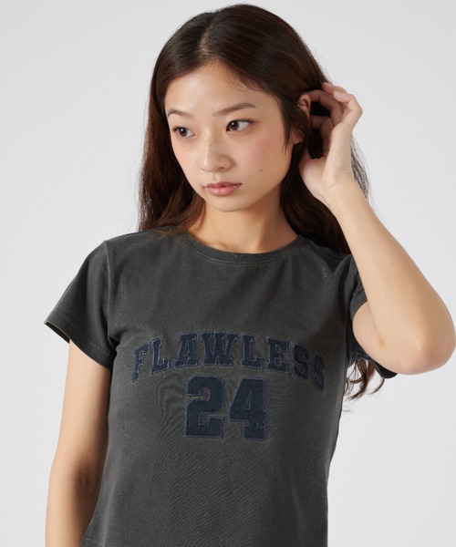 FCMM(エフシーエムエム)の「PIGMENT DENIM CROP TEE/ピグメントデニムクロップT(Tシャツ/カットソー・レディース・ブラック/ホワイト/チャコール・SMALL/MEDIUM)」の8枚目の写真
