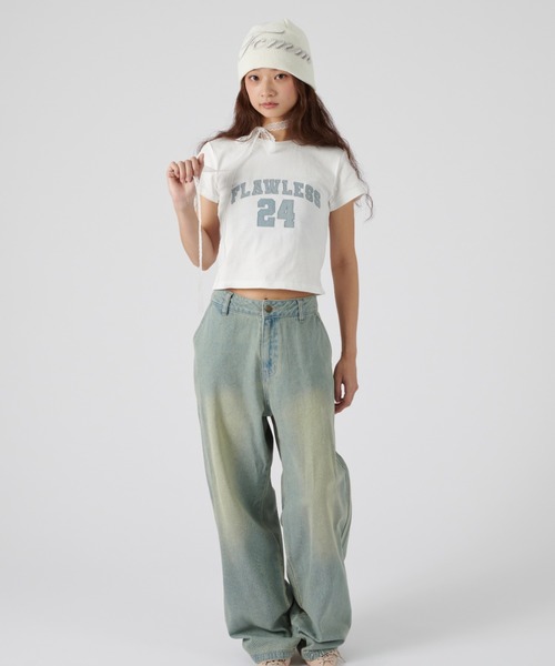 FCMM(エフシーエムエム)の「PIGMENT DENIM CROP TEE/ピグメントデニムクロップT(Tシャツ/カットソー・レディース・ブラック/ホワイト/チャコール・SMALL/MEDIUM)」の4枚目の写真