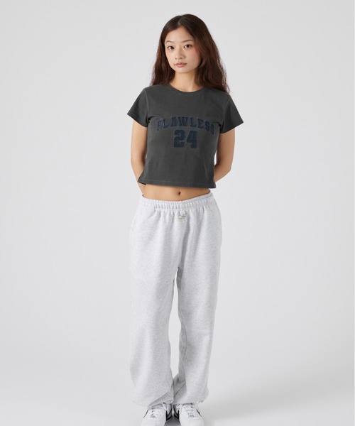 FCMM(エフシーエムエム)の「PIGMENT DENIM CROP TEE/ピグメントデニムクロップT(Tシャツ/カットソー・レディース・ブラック/ホワイト/チャコール・SMALL/MEDIUM)」の9枚目の写真