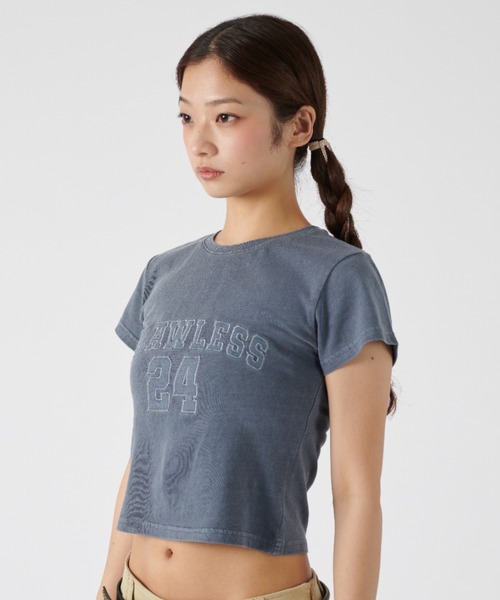 FCMM(エフシーエムエム)の「PIGMENT DENIM CROP TEE/ピグメントデニムクロップT(Tシャツ/カットソー・レディース・ブラック/ホワイト/チャコール・SMALL/MEDIUM)」の7枚目の写真