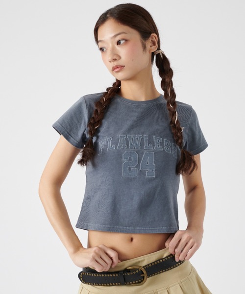 FCMM(エフシーエムエム)の「PIGMENT DENIM CROP TEE/ピグメントデニムクロップT(Tシャツ/カットソー・レディース・ブラック/ホワイト/チャコール・SMALL/MEDIUM)」の6枚目の写真