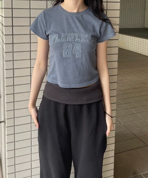 FCMM(エフシーエムエム)の「PIGMENT DENIM CROP TEE/ピグメントデニムクロップT(Tシャツ/カットソー・レディース・ブラック/ホワイト/チャコール・SMALL/MEDIUM)」の13枚目の写真