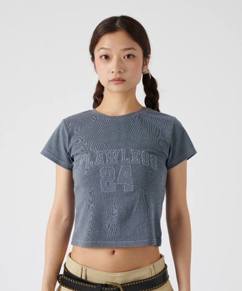 FCMM(エフシーエムエム)の「PIGMENT DENIM CROP TEE/ピグメントデニムクロップT(Tシャツ/カットソー・レディース・ブラック/ホワイト/チャコール・SMALL/MEDIUM)」の12枚目の写真