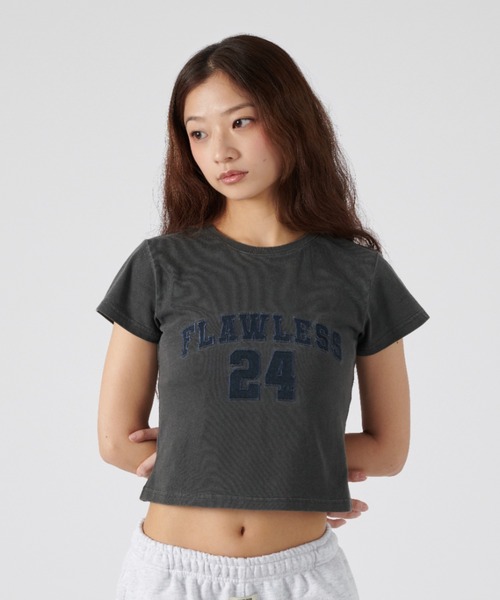 FCMM(エフシーエムエム)の「PIGMENT DENIM CROP TEE/ピグメントデニムクロップT(Tシャツ/カットソー・レディース・ブラック/ホワイト/チャコール・SMALL/MEDIUM)」の15枚目の写真
