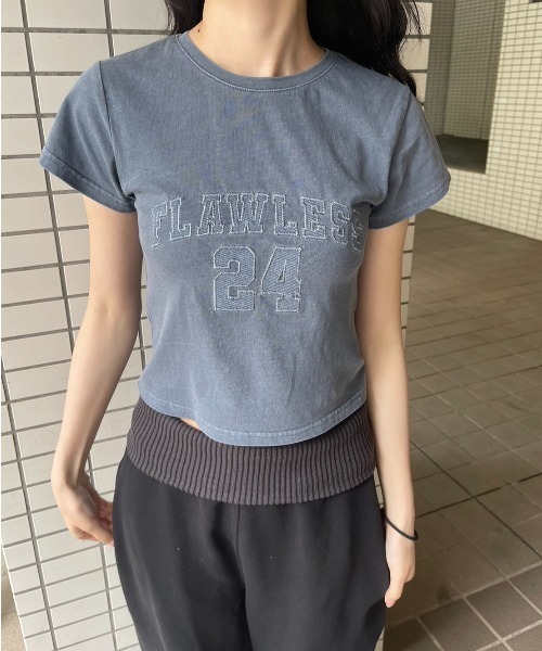 FCMM(エフシーエムエム)の「PIGMENT DENIM CROP TEE/ピグメントデニムクロップT(Tシャツ/カットソー・レディース・ブラック/ホワイト/チャコール・SMALL/MEDIUM)」の16枚目の写真