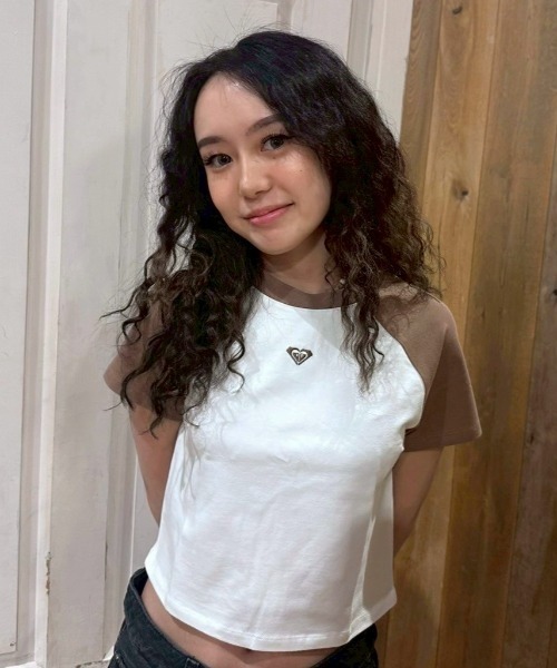 ROXY(ロキシー)の「CHAKRA RAGLAN TEE/ロキシーチャクラロゴショート丈半袖Tシャツ(Tシャツ/カットソー・レディース・ブラウン/レッド/イエロー・MEDIUM/SMALL/LARGE)」の2枚目の写真