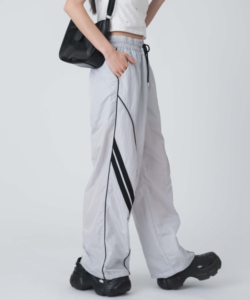 WEGO（ウィゴー）の「WEGO/パイピングトラックパンツ（カーゴパンツ・レディース・ライトグレー/ブラック・FREE）」の10枚目の写真