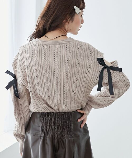 MAJESTIC LEGON(マジェスティックレゴン)の「ロマンティックケーブル肩あきニット(ニット/セーター・レディース・ブルー/グレー/ベージュ/アイボリー・MEDIUM)」の5枚目の写真