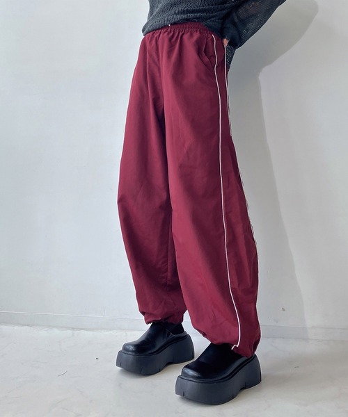 AS KNOW AS plus(アズノゥアズプラス)の「◇サイドライン ドロスト ナイロン ジョガーパンツ(その他パンツ・レディース・ボルドー/チャコールグレー/ブラック・FREE)」の3枚目の写真
