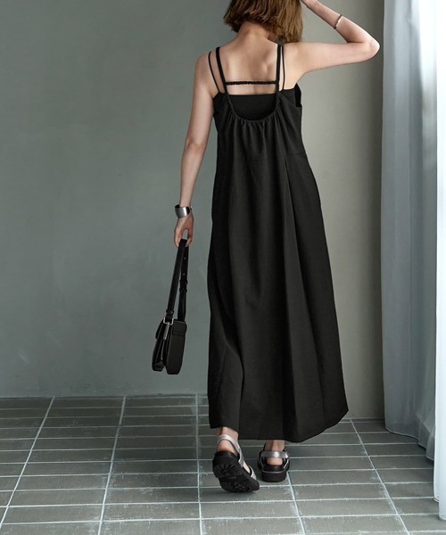 STYLE DELI(スタイルデリ)の「華奢ストラップシボ生地ワンピース(ワンピース・レディース・ブラック/カーキ・SMALL/MEDIUM)」の4枚目の写真