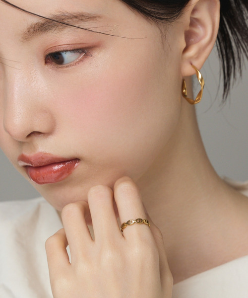 ciite' surgical stainless(シーテサージカルステンレス)の「【 金属アレルギー対応 】 ツイストフープピアス サージカルステンレス (両耳用)(ピアス(両耳用)・レディース・ゴールド/シルバー・FREE)」の5枚目の写真