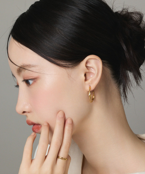 ciite' surgical stainless(シーテサージカルステンレス)の「【 金属アレルギー対応 】 ツイストフープピアス サージカルステンレス (両耳用)(ピアス(両耳用)・レディース・ゴールド/シルバー・FREE)」の7枚目の写真