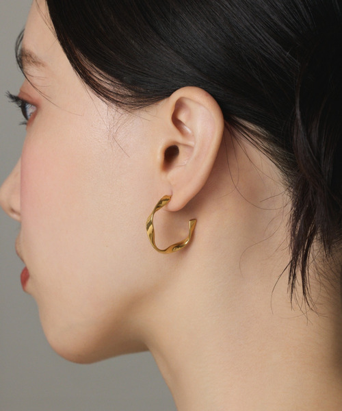 ciite' surgical stainless(シーテサージカルステンレス)の「【 金属アレルギー対応 】 ツイストフープピアス サージカルステンレス (両耳用)(ピアス(両耳用)・レディース・ゴールド/シルバー・FREE)」の9枚目の写真