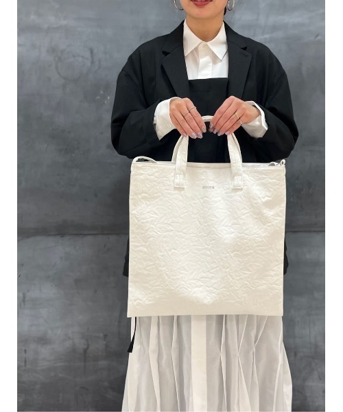 ZUCCa（ズッカ）の「EMBOSSバッグ / バッグ / S（トートバッグ・レディース・ホワイト/シルバー/ブラック・FREE）」の7枚目の写真