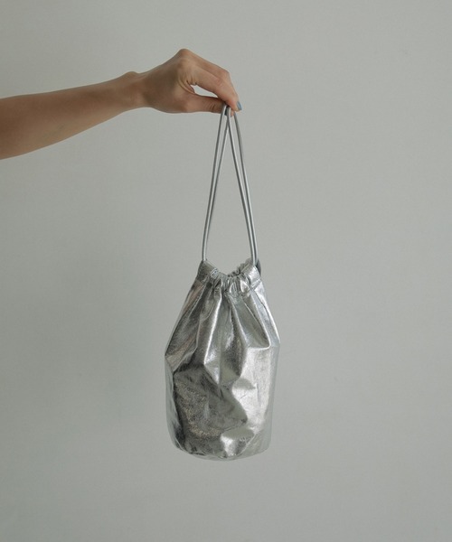 anuke（アンヌーク）の「Leather Tube Bag（ハンドバッグ・レディース・シルバー/アイボリー/ブラック・FREE）」の3枚目の写真