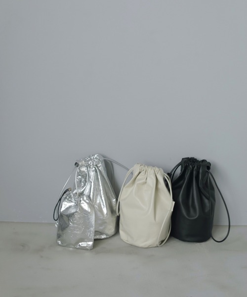 anuke（アンヌーク）の「Leather Tube Bag（ハンドバッグ・レディース・シルバー/アイボリー/ブラック・FREE）」の7枚目の写真