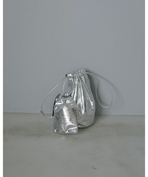 anuke（アンヌーク）の「Leather Tube Bag（ハンドバッグ・レディース・シルバー/アイボリー/ブラック・FREE）」の8枚目の写真