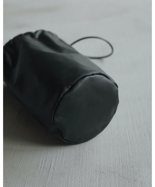 anuke（アンヌーク）の「Leather Tube Bag（ハンドバッグ・レディース・シルバー/アイボリー/ブラック・FREE）」の11枚目の写真