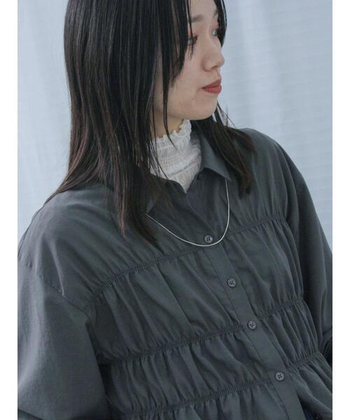 Samansa Mos2 blue（サマンサモスモスブルー）の「シャーリングシャツ（シャツ/ブラウス・レディース・オフホワイト/チャコールグレー/ベージュ・F）」の3枚目の写真