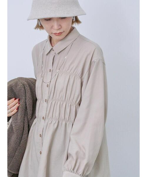 Samansa Mos2 blue（サマンサモスモスブルー）の「シャーリングシャツ（シャツ/ブラウス・レディース・オフホワイト/チャコールグレー/ベージュ・F）」の4枚目の写真