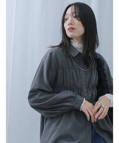 Samansa Mos2 blue（サマンサモスモスブルー）の「シャーリングシャツ（シャツ/ブラウス・レディース・オフホワイト/チャコールグレー/ベージュ・F）」の11枚目の写真