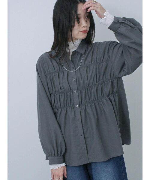 Samansa Mos2 blue（サマンサモスモスブルー）の「シャーリングシャツ（シャツ/ブラウス・レディース・オフホワイト/チャコールグレー/ベージュ・F）」の15枚目の写真