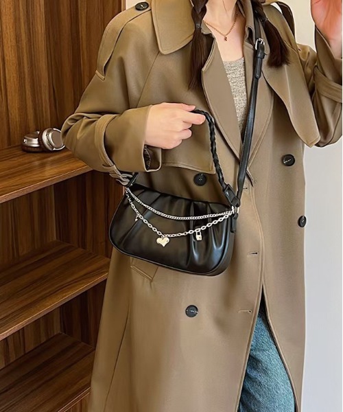 FINEnough(ファインナフ)の「ハートチャーム付きチェーン2WAYハンドルショルダーバッグ(ショルダーバッグ・レディース・ブラック/ベージュ/ブラウン/アイボリー・FREE)」の3枚目の写真