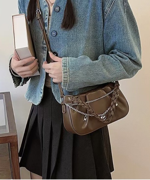 FINEnough(ファインナフ)の「ハートチャーム付きチェーン2WAYハンドルショルダーバッグ(ショルダーバッグ・レディース・ブラック/ベージュ/ブラウン/アイボリー・FREE)」の5枚目の写真