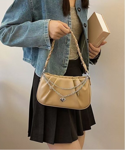 FINEnough(ファインナフ)の「ハートチャーム付きチェーン2WAYハンドルショルダーバッグ(ショルダーバッグ・レディース・ブラック/ベージュ/ブラウン/アイボリー・FREE)」の6枚目の写真