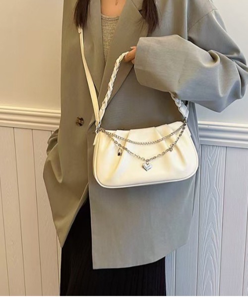 FINEnough(ファインナフ)の「ハートチャーム付きチェーン2WAYハンドルショルダーバッグ(ショルダーバッグ・レディース・ブラック/ベージュ/ブラウン/アイボリー・FREE)」の7枚目の写真