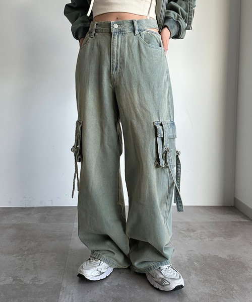 apres jour mignon(アプレジュールミニョン)の「【SETUP可能】カットアウトデニムカーゴパンツ(デニムパンツ・レディース・ブルー/ブラック・SMALL/X-LARGE/MEDIUM)」の2枚目の写真