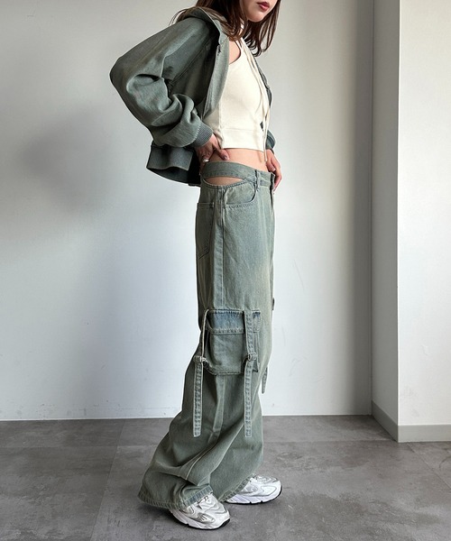 apres jour mignon(アプレジュールミニョン)の「【SETUP可能】カットアウトデニムカーゴパンツ(デニムパンツ・レディース・ブルー/ブラック・SMALL/X-LARGE/MEDIUM)」の15枚目の写真