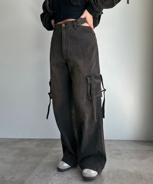 apres jour mignon(アプレジュールミニョン)の「【SETUP可能】カットアウトデニムカーゴパンツ(デニムパンツ・レディース・ブルー/ブラック・SMALL/X-LARGE/MEDIUM)」の3枚目の写真