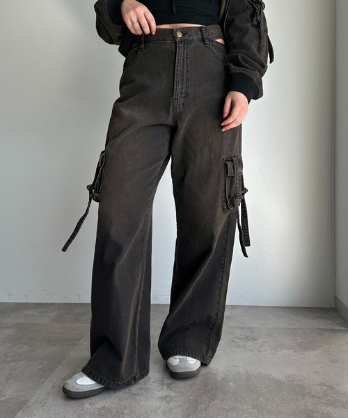 apres jour mignon(アプレジュールミニョン)の「【SETUP可能】カットアウトデニムカーゴパンツ(デニムパンツ・レディース・ブルー/ブラック・SMALL/X-LARGE/MEDIUM)」の4枚目の写真