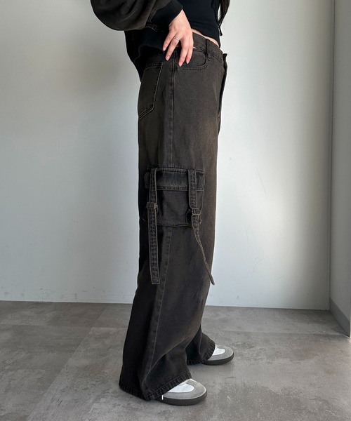 apres jour mignon(アプレジュールミニョン)の「【SETUP可能】カットアウトデニムカーゴパンツ(デニムパンツ・レディース・ブルー/ブラック・SMALL/X-LARGE/MEDIUM)」の5枚目の写真