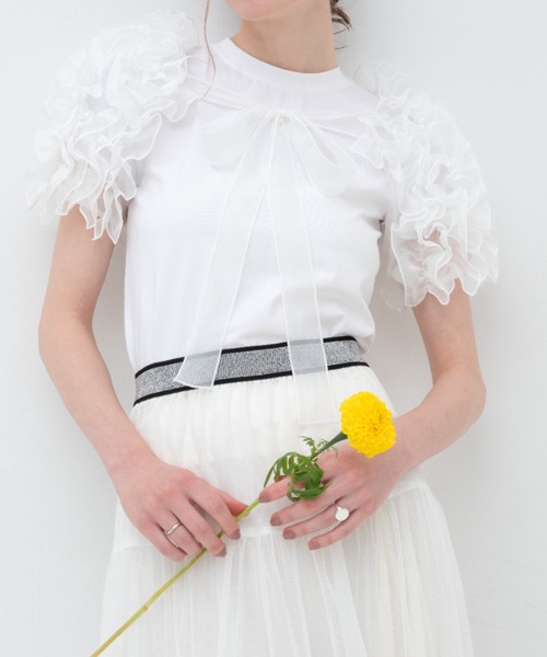 SELFIST(セルフィスト)の「【GLOW掲載】2WAYボリュームフリル付き半袖Tシャツ レイヤード 夏服(Tシャツ/カットソー・レディース・ベージュ/ブラック/オフホワイト・フリー)」の2枚目の写真