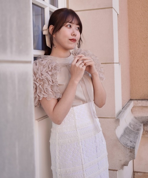 SELFIST(セルフィスト)の「【GLOW掲載】2WAYボリュームフリル付き半袖Tシャツ レイヤード 夏服(Tシャツ/カットソー・レディース・ベージュ/ブラック/オフホワイト・フリー)」の6枚目の写真