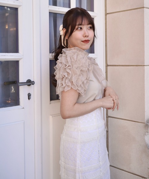 SELFIST(セルフィスト)の「【GLOW掲載】2WAYボリュームフリル付き半袖Tシャツ レイヤード 夏服(Tシャツ/カットソー・レディース・ベージュ/ブラック/オフホワイト・フリー)」の9枚目の写真