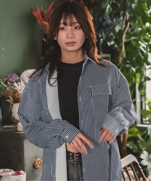 madrepadre(マドレパドレ)の「ユニセックスオーバーサイズストライプシャツ(シャツ/ブラウス・レディース・ブルー/ホワイト・SMALL/LARGE/MEDIUM)」の2枚目の写真